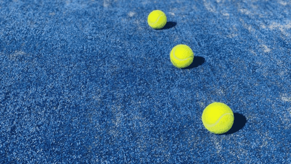 Drie padelballen op een rij
