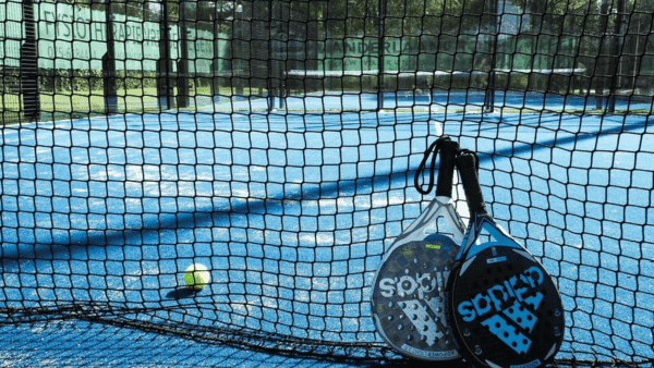 Padelrackets tegen een padelnet