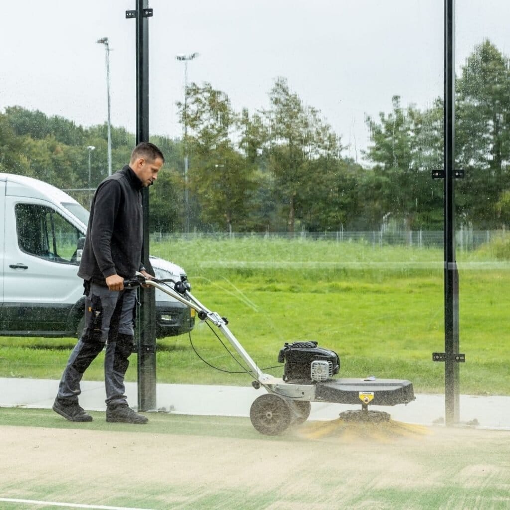 Padelbaan onderhoud met een borstelmachine