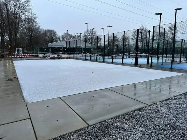 Padelbaan in de winter: spelen bij vorst, sneeuw en wat je beter laat