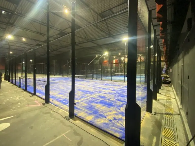 Indoor padelbanen bij Peakz Padel Zwolle