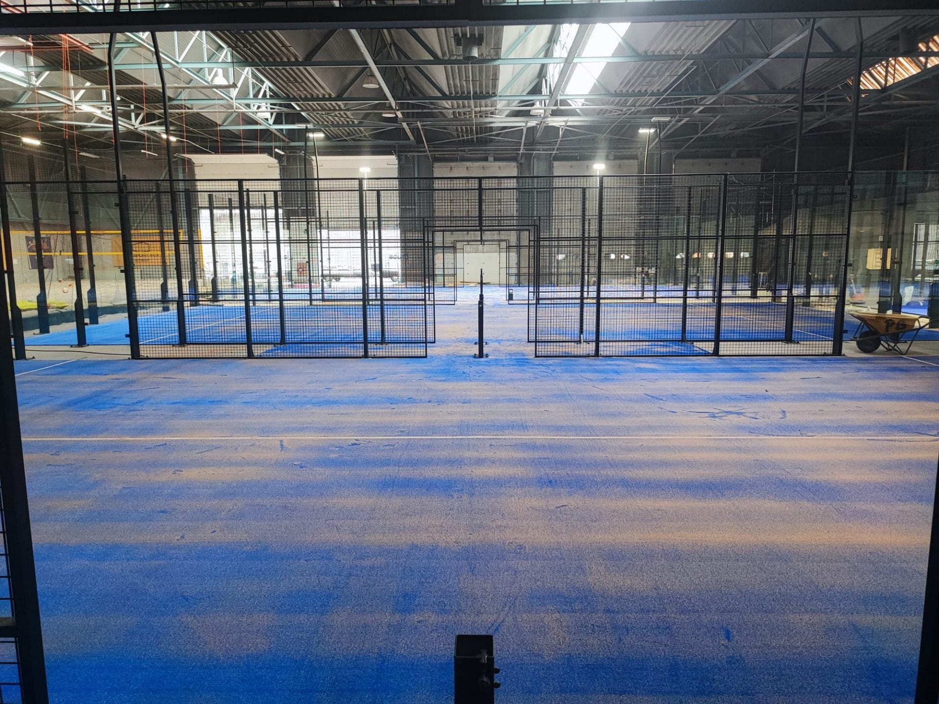 4 indoor padelbanen van Peakz Padel Zeehaenkade indoor in Utrecht