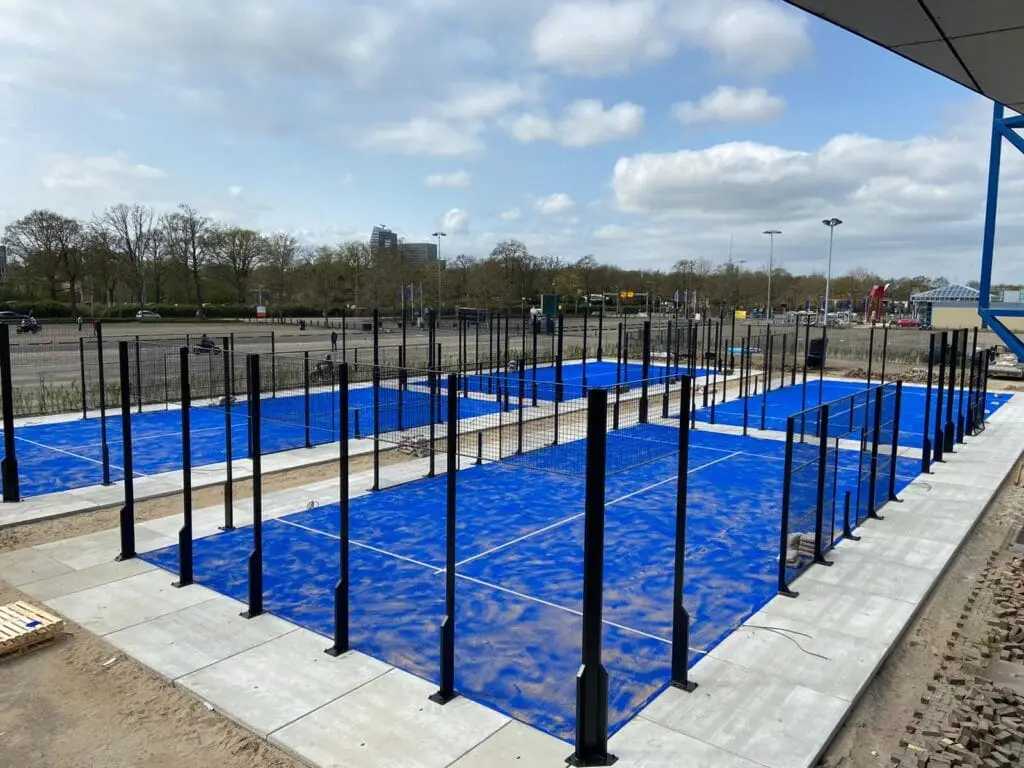 Meerdere outdoor padelbanen aangelegd op een open sportterrein