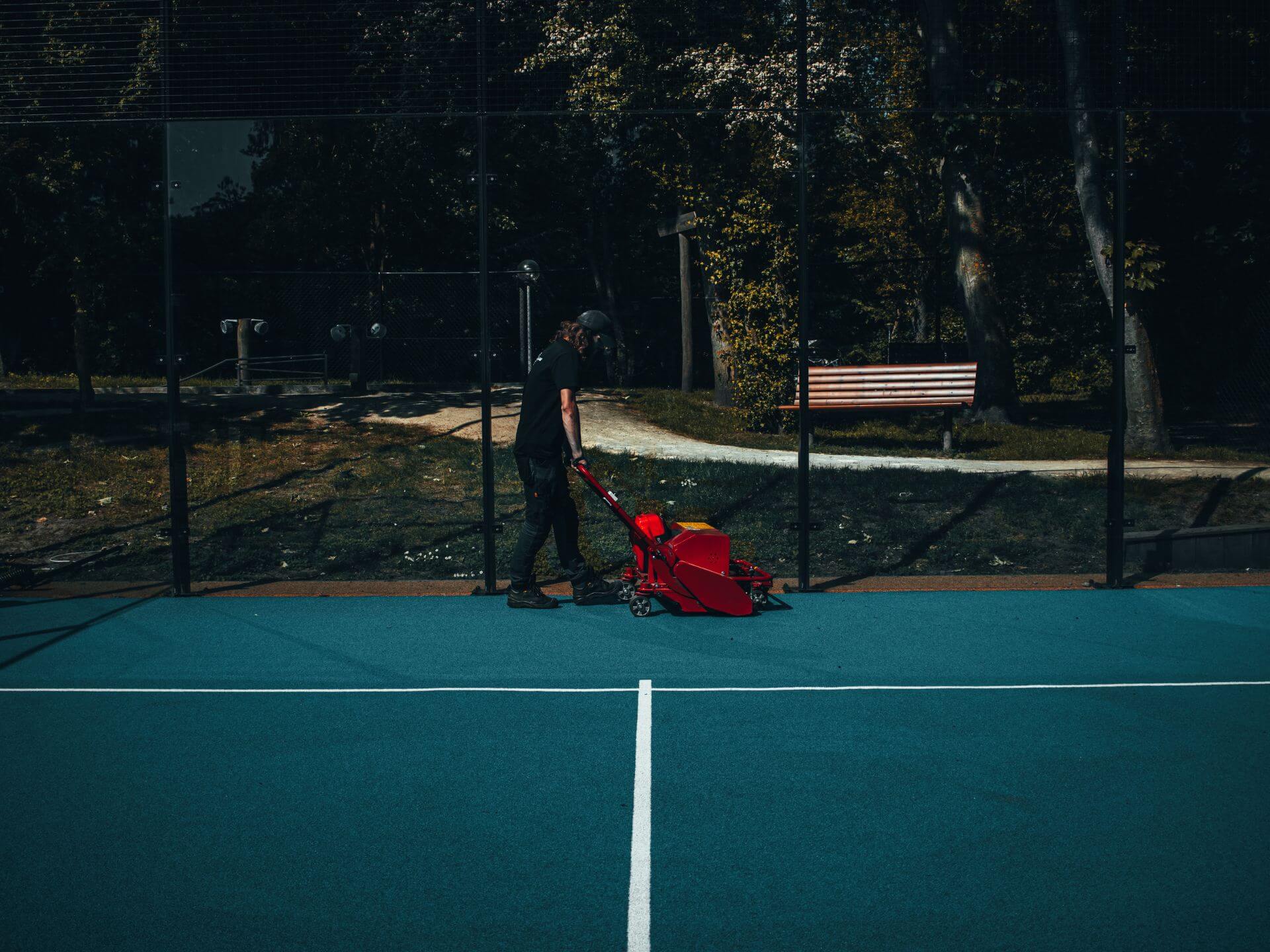 Gereinigde glaswanden van een padelbaan zonder kalkstrepen