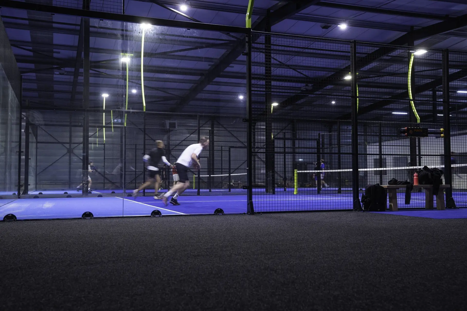 Spelers op een padelbaan