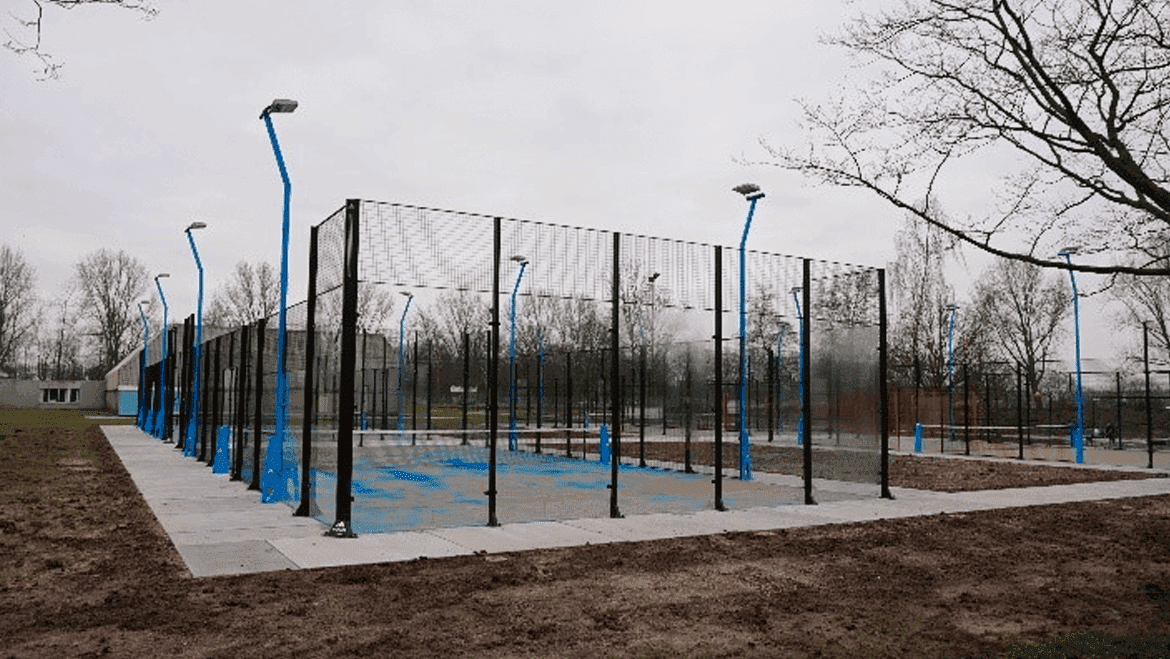 4 outdoor padelbanen van Padeldam in Amsterdam