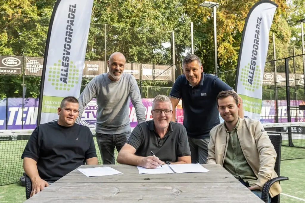 Vier nieuwe padelbanen met Staalbouw overkapping bij LTVL Lelystad