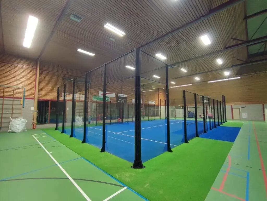 1 indoor padelbanen van De Sporthal Cadzand in Cadzand