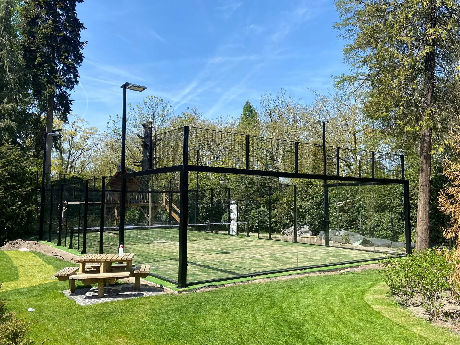 Padelbaan in een achtertuin