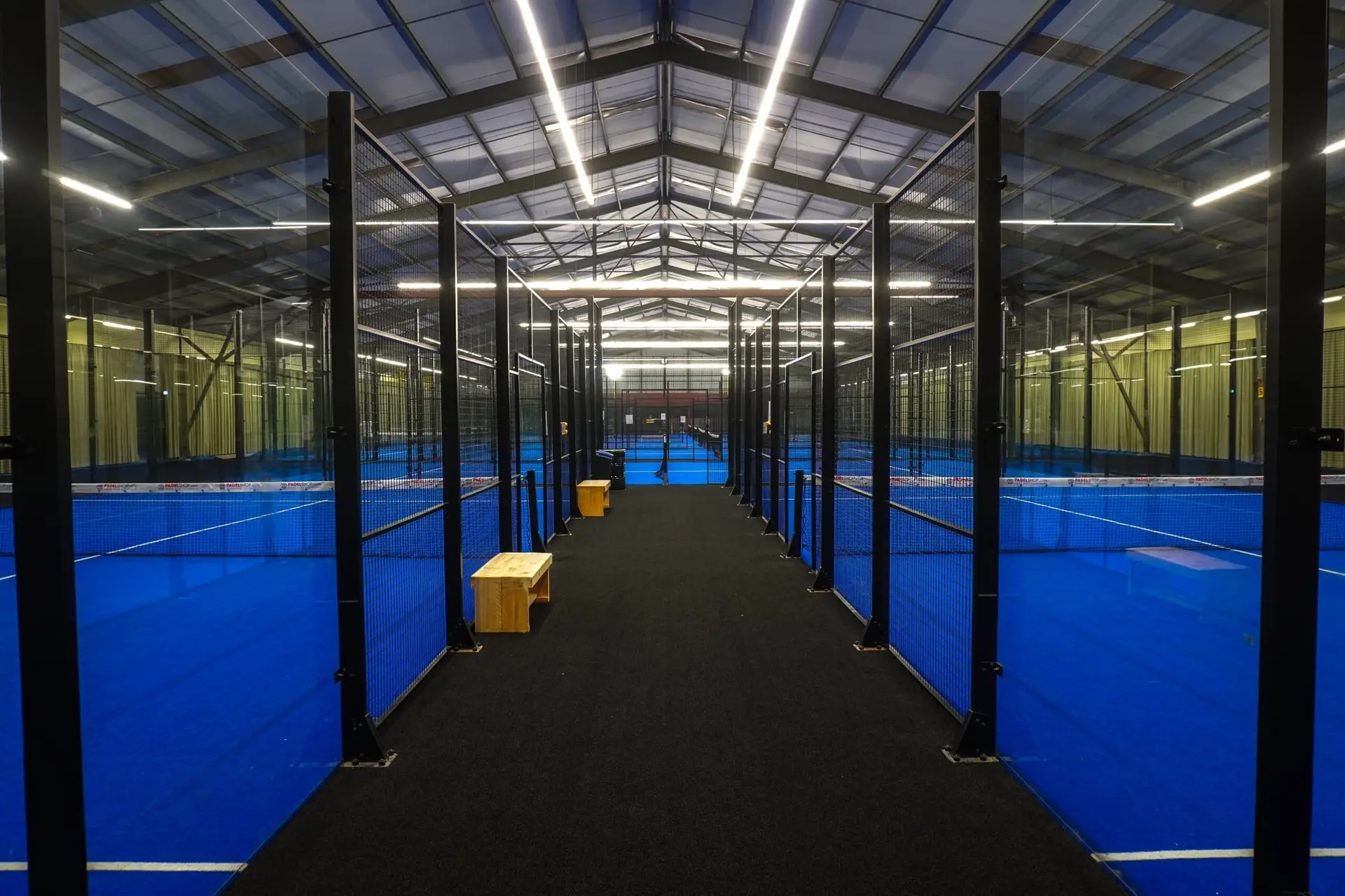 10 indoor padelbanen van Pals Padel Centrum in Zevenbergen