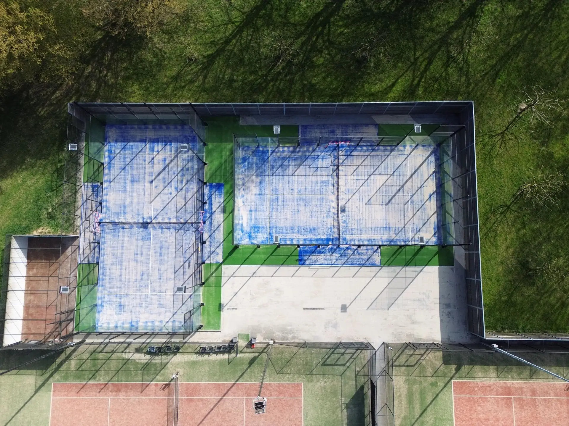 Dronefoto van twee outdoor padelbanen bij Tennis Club Lienden, aangelegd door Allesvoorpadel