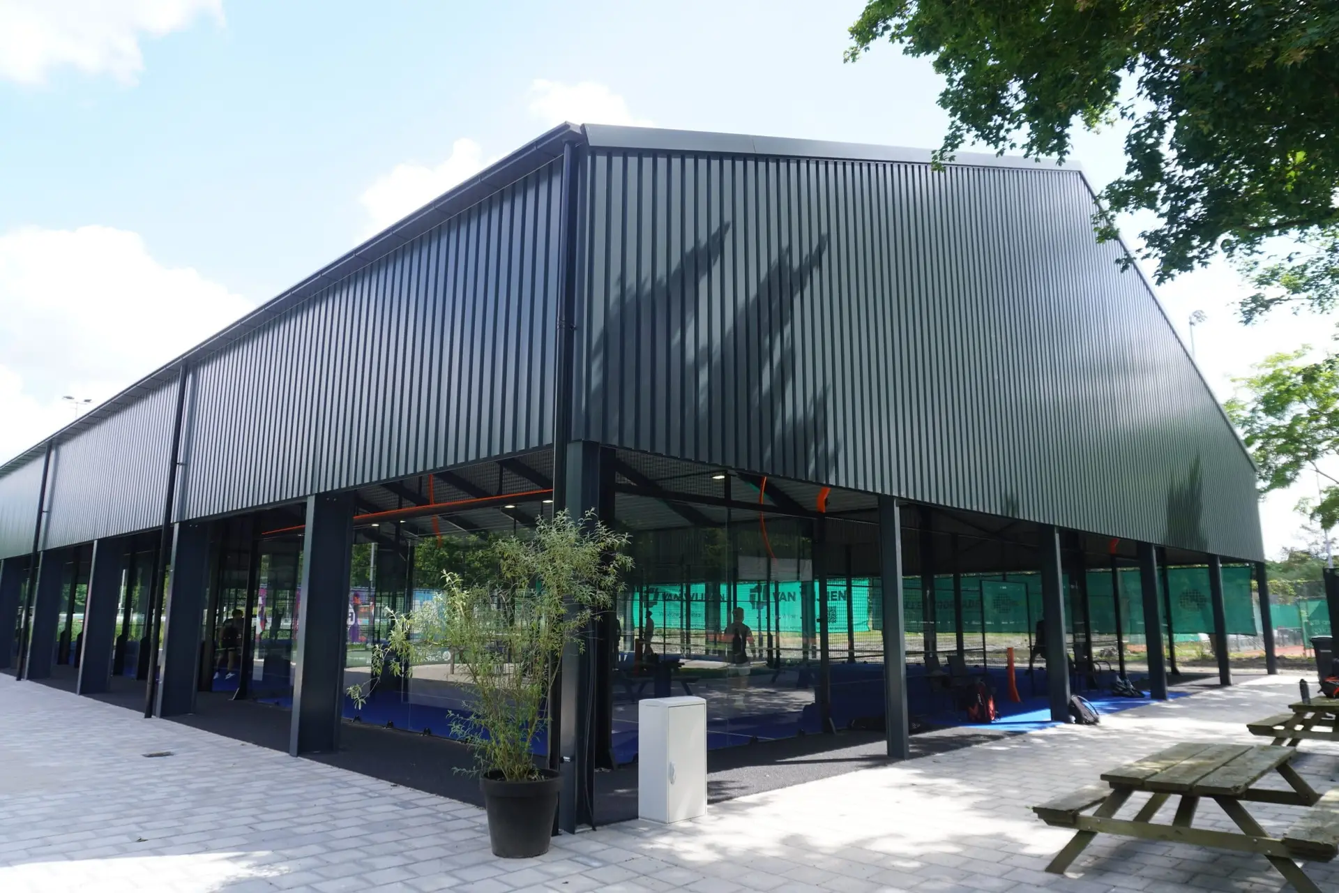 Eerste geluidswerende padeloverkapping van Allesvoorpadel