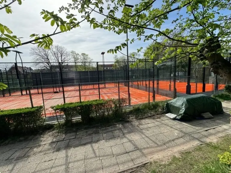 3 outdoor padelbanen van Peakz Padel Den Haag – Benoorderhout in Den Haag
