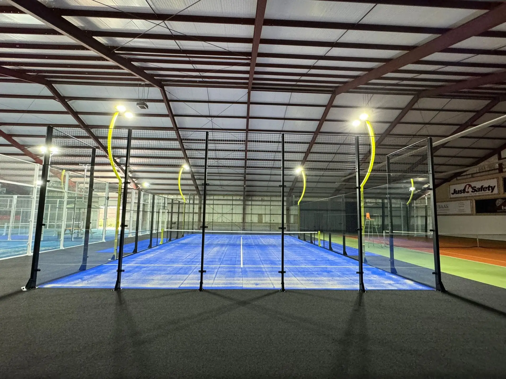 1 indoor padelbaan van Padel & Tennis Plaza Tiel in Tiel