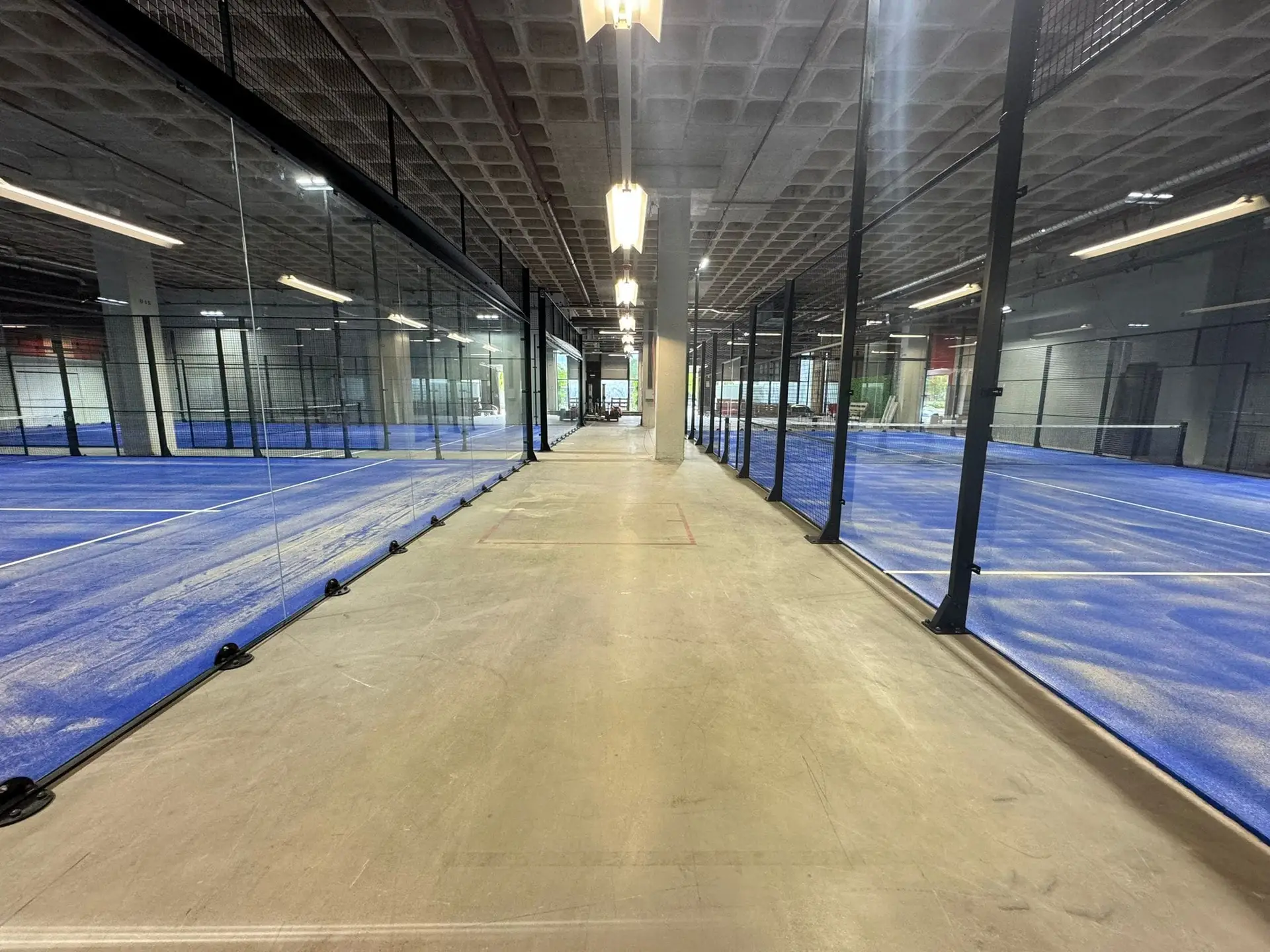 6 indoor padelbanen van B-Amsterdam in Amsterdam