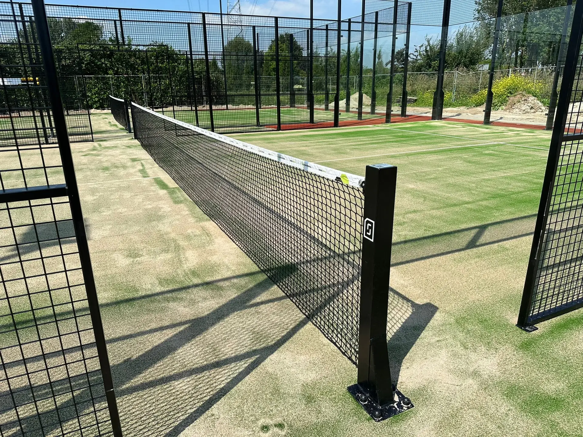 2 outdoor padelbanen van TC de Leigraaf in Zetten (foto 3)