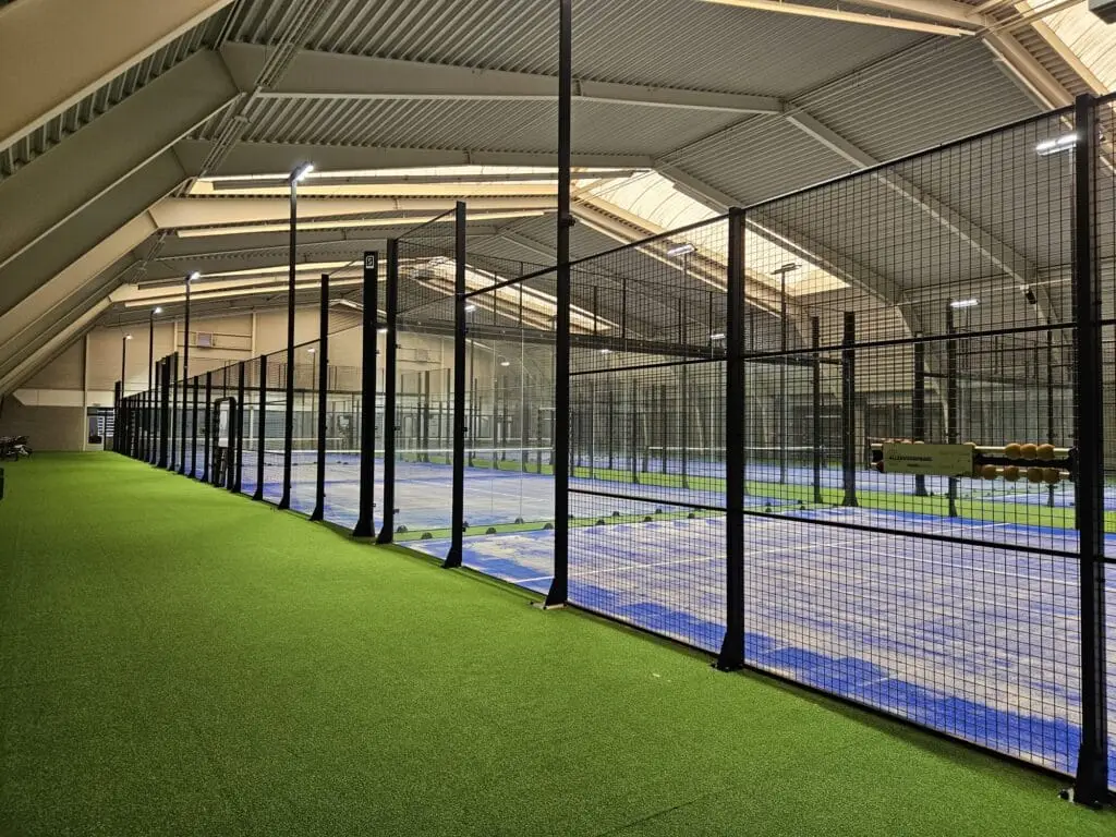 Overdekte padelbanen bij een sportvereniging, gebouwd door Allesvoorpadel