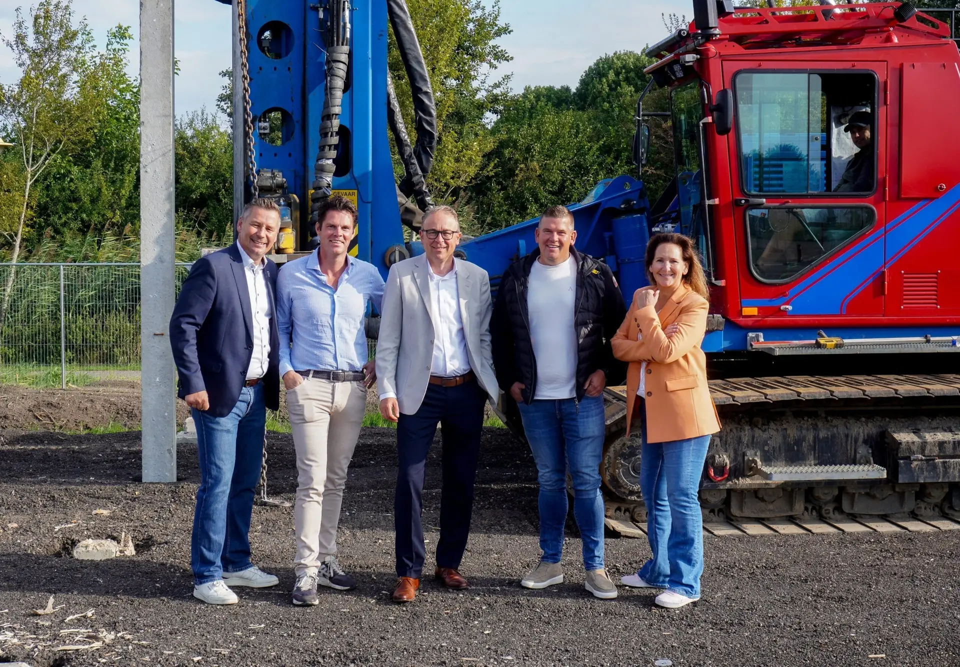 Padelbaan - Wethouder Dennis Grimbergen bezoekt onze bouwlocatie