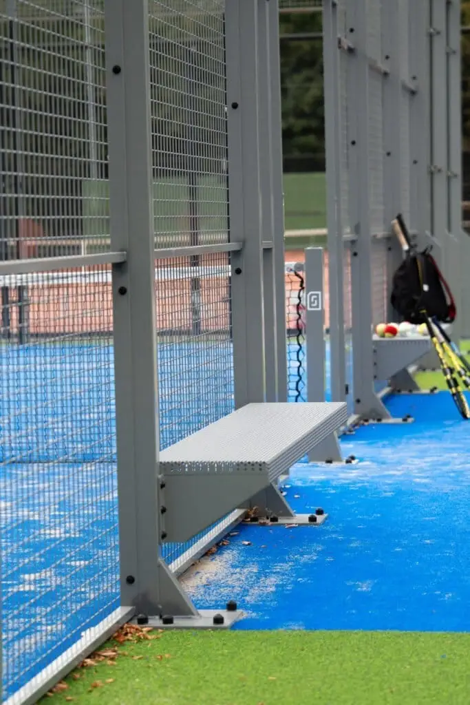 Bankjes langs een padelbaan