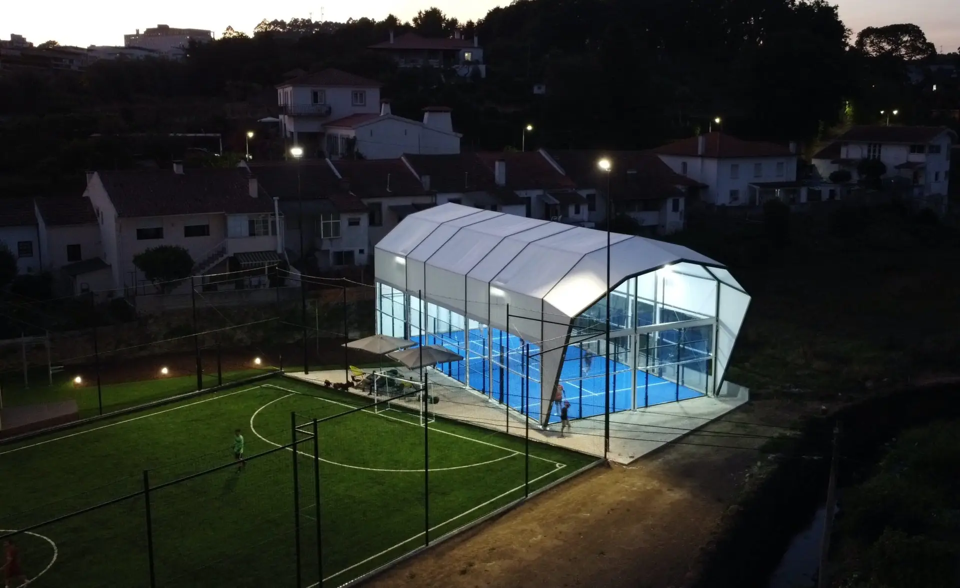 Membraanoverkapping boven padelbanen, zicht op de spanten en het doek