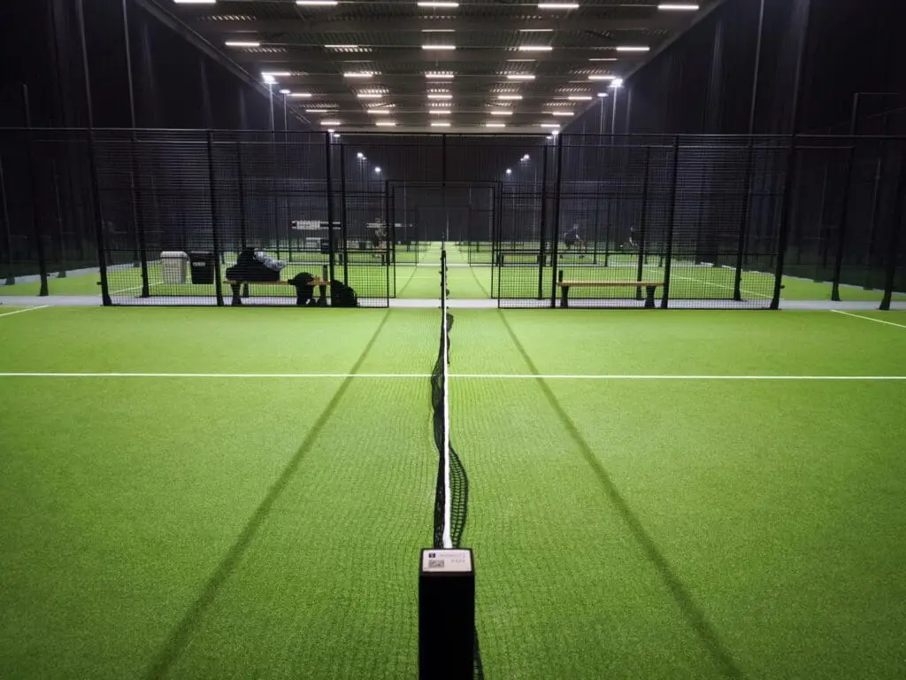 5 indoor padelbanen van NDSM Padel in Amsterdam