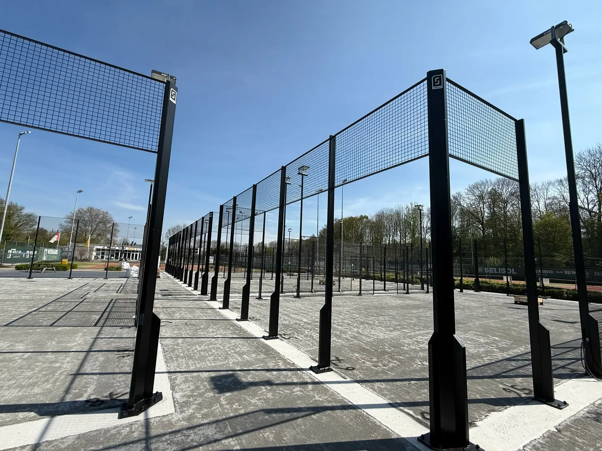 Staalconstructie van padelbanen in aanbouw bij ATC Dronten