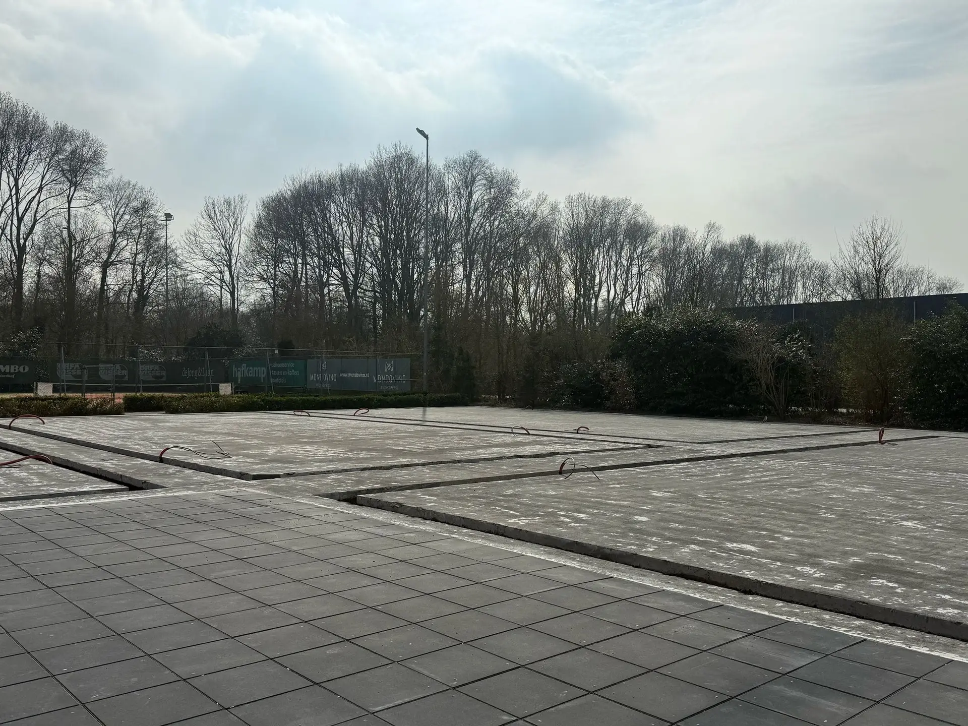 Ringfundering voor een padelbaan in aanleg bij ATC Dronten