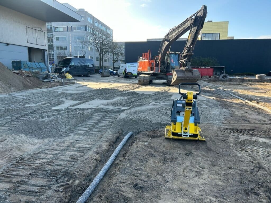 Grondwerk bij Peakz Padel Lemelerberg