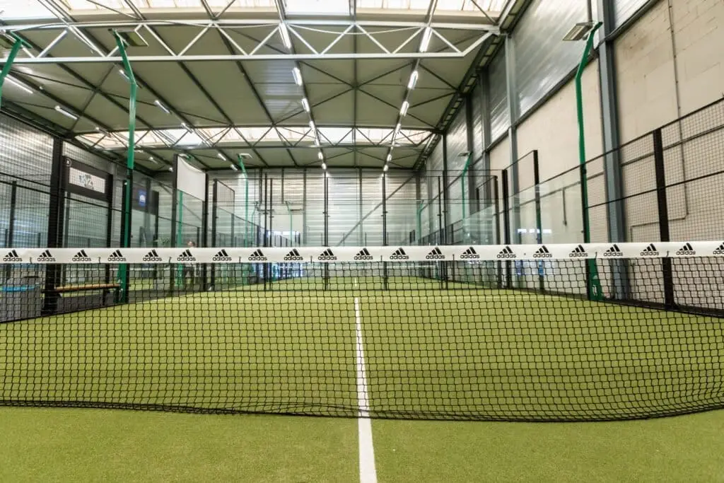Padelbaan hoogte-eisen