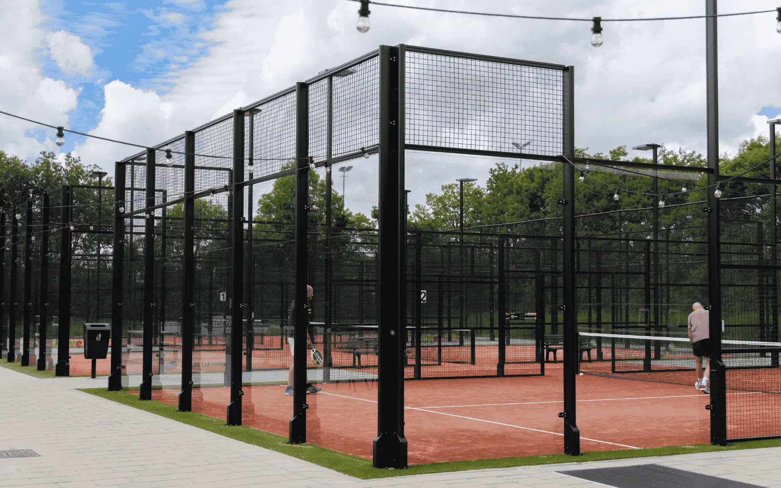 Aluminium padelbanen bij TV Bernissepark