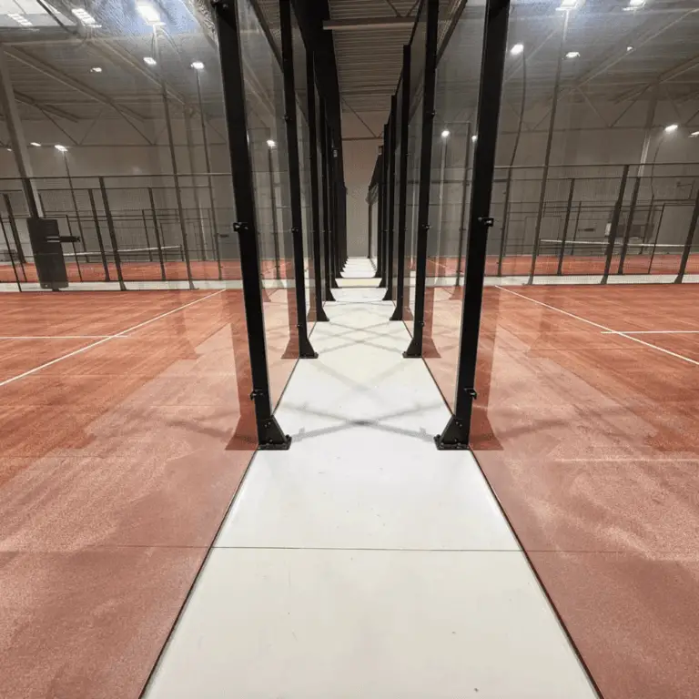 5 indoor padelbanen van Club de Padel 050 in Groningen
