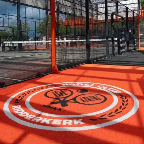 Logo op kunstgras padelbaan
