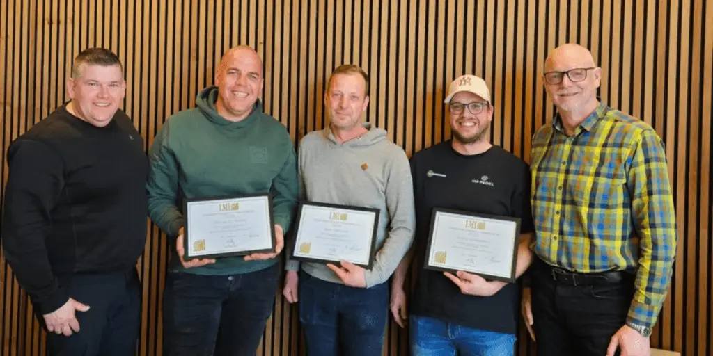 Tim van der Meulen, Peter Oudshoorn en Kenny Leijendekkers, die onlangs hun LMI-certificaat hebben behaald.