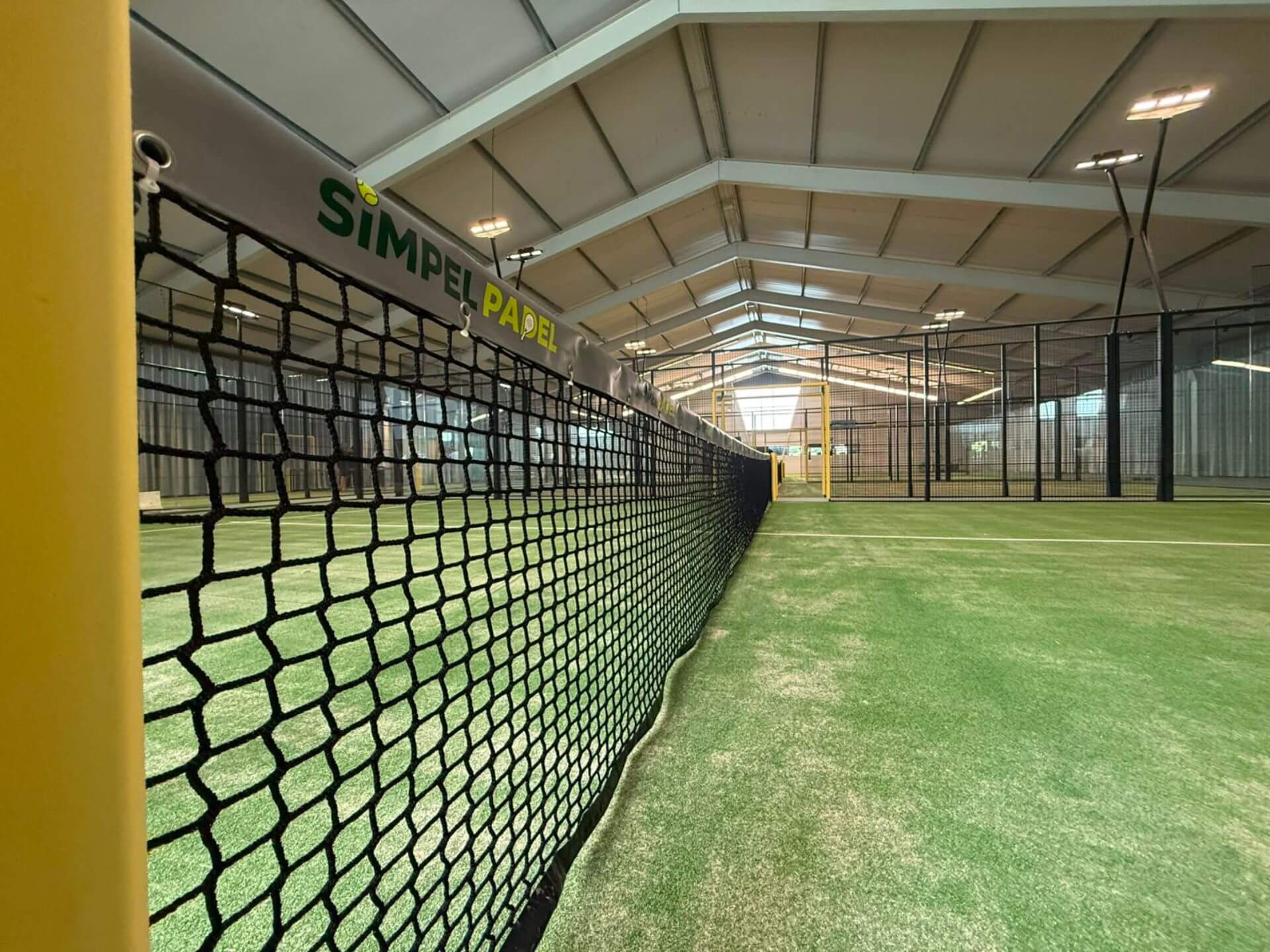 Padelkunstgras met net op een indoor padelbaan bij Simpel Padel Simpelveld