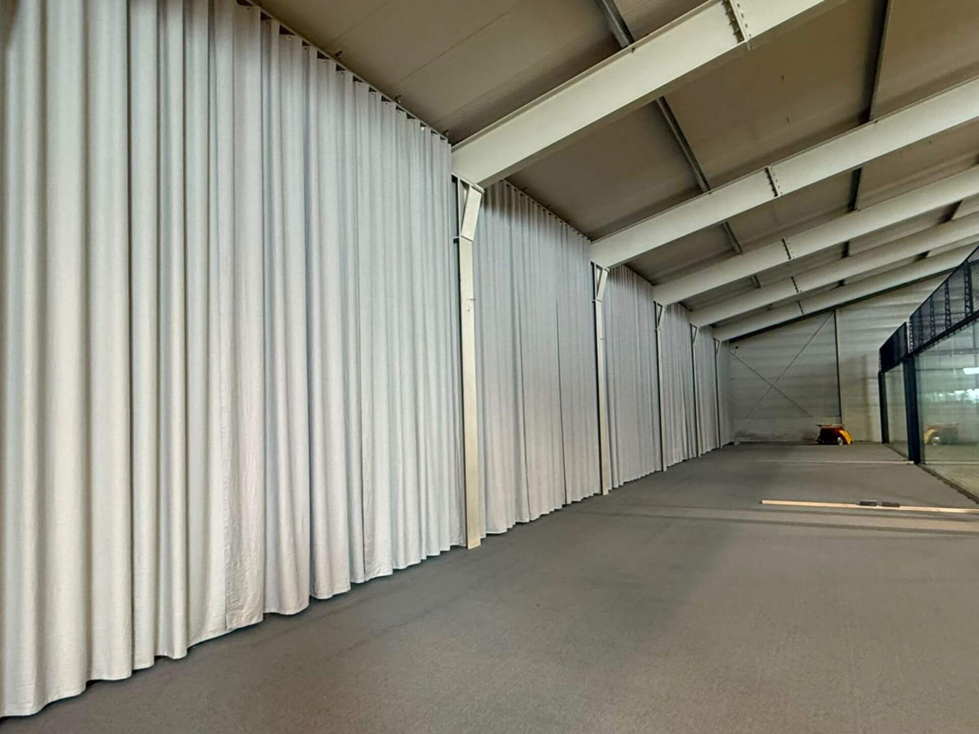 Lichte doorgang langs indoor padelvelden in Simpelveld