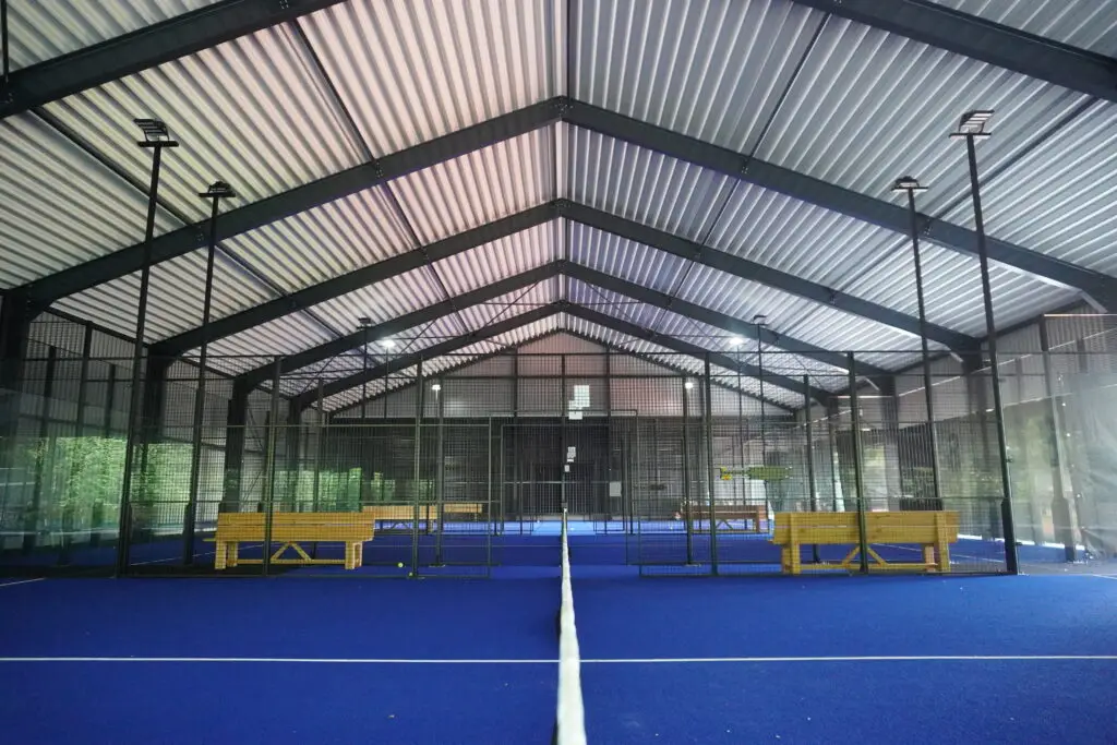 Padeloverkapping met geluidsreductie bij TV Keltenwoud