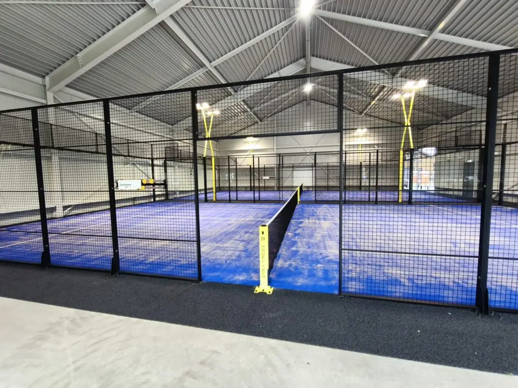 2 indoor padelbanen van Padel Rolde in Marwijksoord