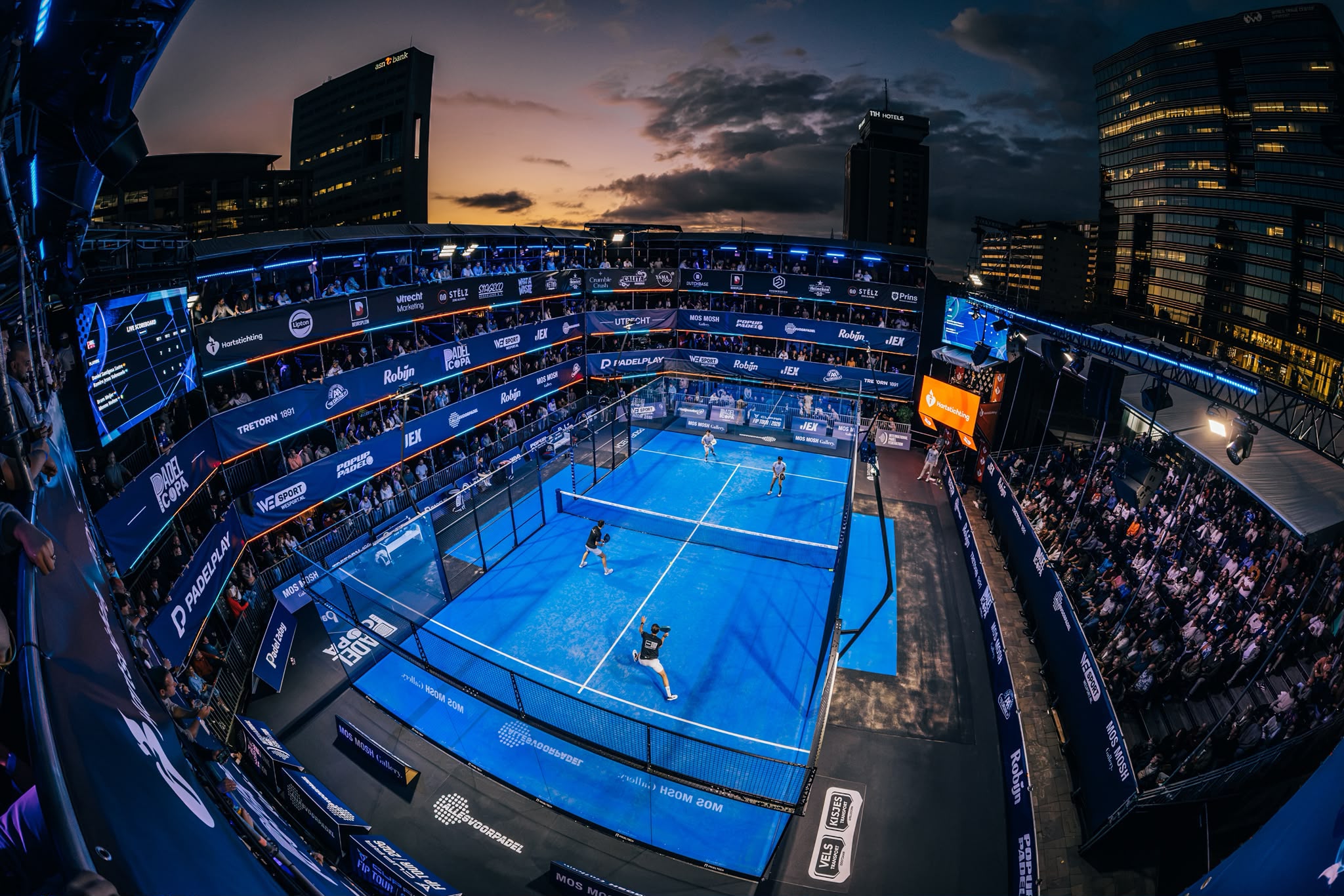 Tijdelijk pop-up padelstadion van Padel Copa Utrecht met blauwe padelbaan en tribunes vol toeschouwers.